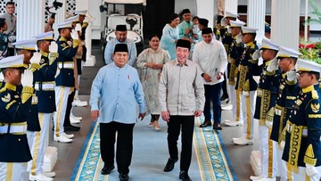 Jokowi-Iriana Hadiri Open House Prabowo, Didampingi Kaesang-Erina