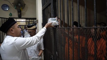 Lebaran di Balik Jeruji, Tahanan Polres Serang Terharu Bisa Makan Opor-Rendang