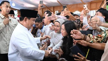 Haru Warga Saat Bertemu dan Salaman dengan Prabowo di Acara Open House