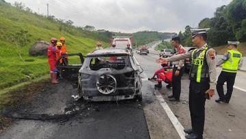 Hendak ke Surabaya, Mobil Sport Terbakar di Tol Semarang