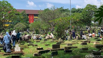Cerita Peziarah Lebaran di TPU Karet untuk Obati Rindu ke Mendiang Orang Tua