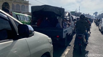 Mudik Penuh Risiko Naik Mobil Bak Terbuka Berisi 15 Orang