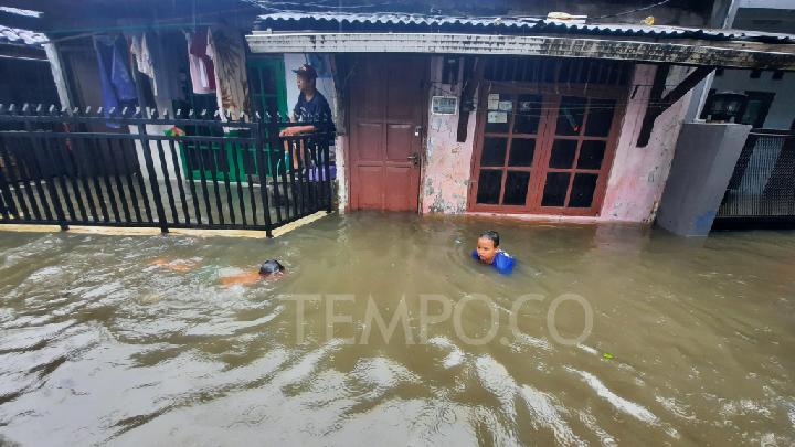Banjir Rendam 46 RT di Jakarta Timur, 696 Warga Mengungsi