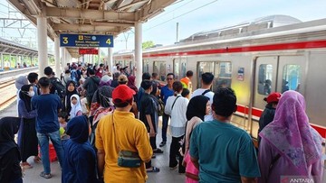 KRL Ramai di Libur Lebaran, Ada yang Mau Silaturahmi hingga Jalan-jalan