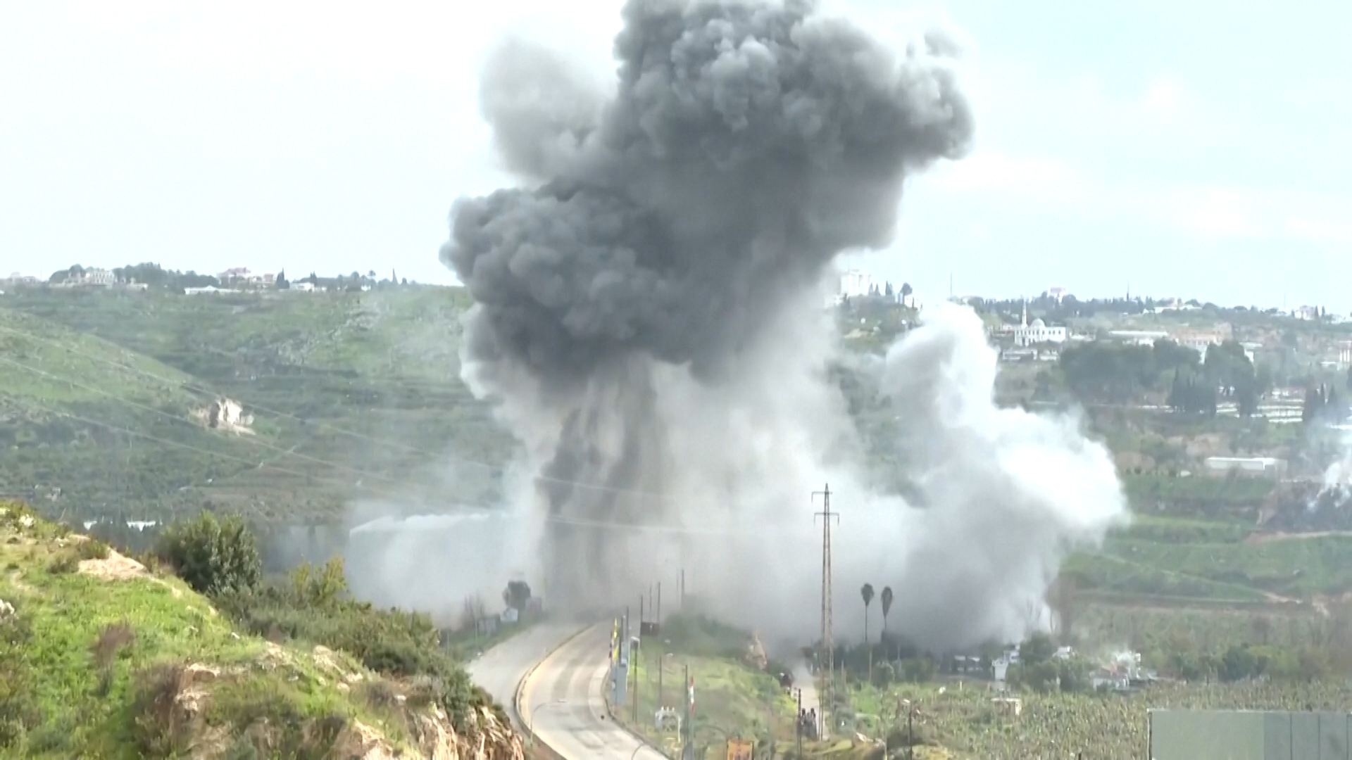 Saat serangan Israel menghantam jembatan di Lebanon selatan