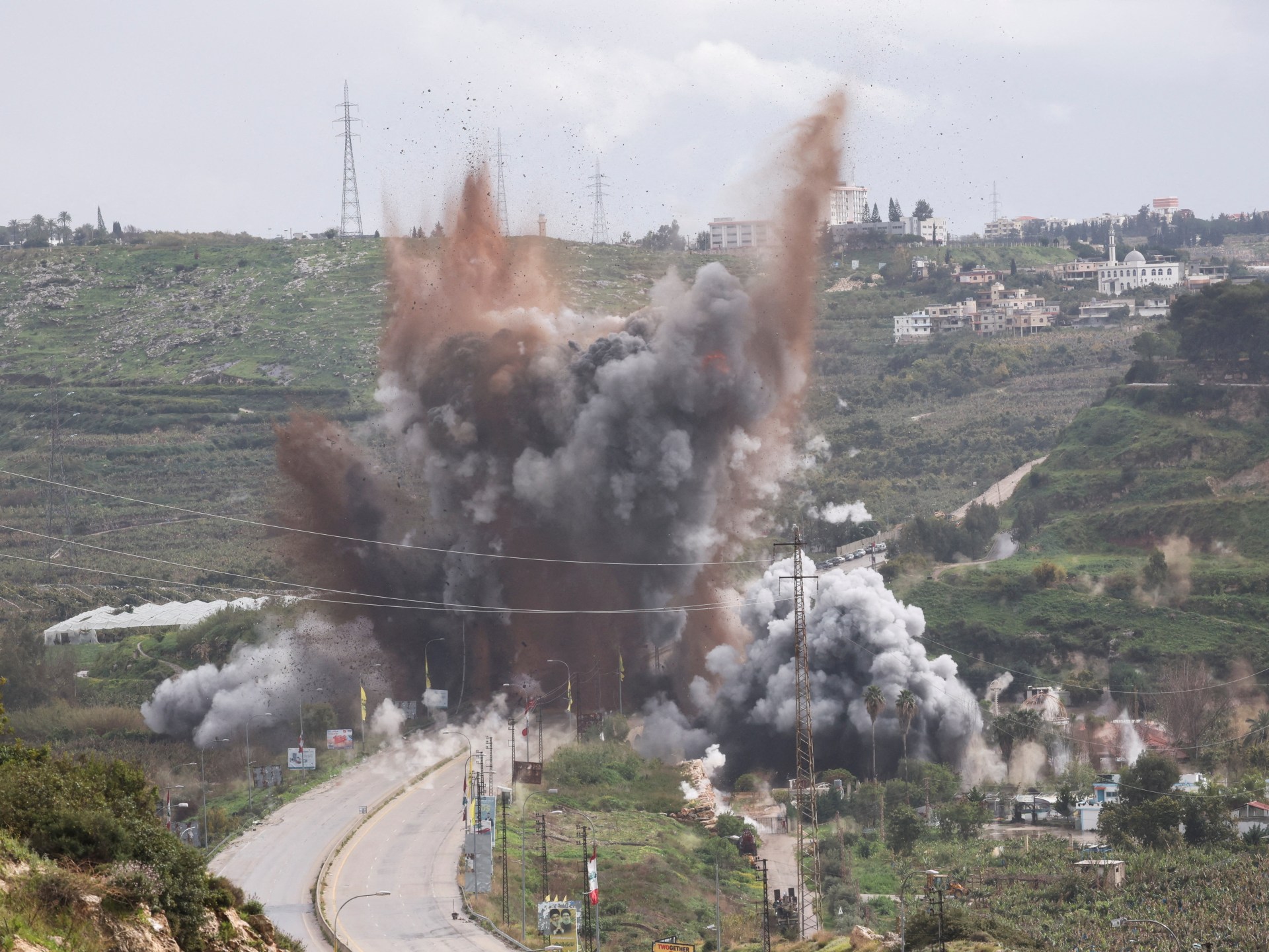 Iran berjanji akan 'menutup sepenuhnya' Selat Hormuz jika AS menyerang pembangkit listrik