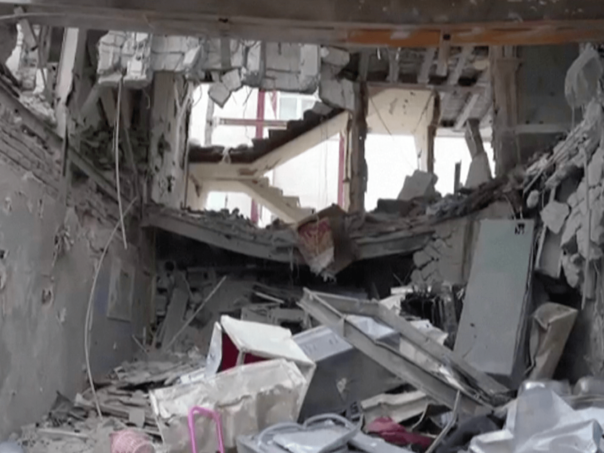 Kerusakan besar terlihat di jalan-jalan Iran setelah serangan udara