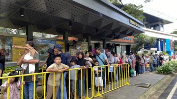 Pengunjung Antre Masuk TMII Sejak Pagi di H+2 Lebaran