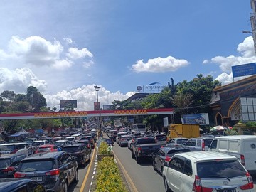 Padat Merayap! Begini Antrean Kendaraan Menuju Puncak Bogor Siang Ini