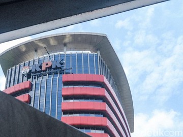 Yaqut Jadi Tahanan Rumah, Beda Perlakuan KPK soal Lukas Enembe Diungkit