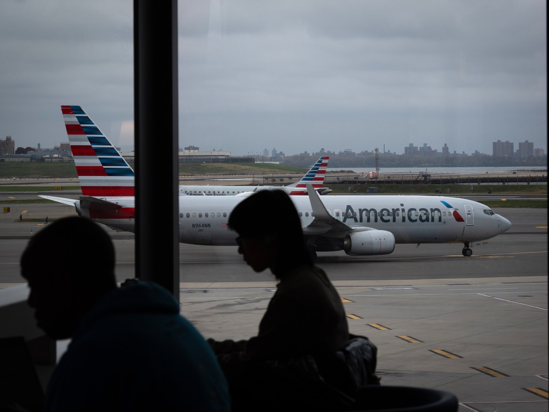 Bandara LaGuardia di New York ditutup setelah jet Air Canada menabrak kendaraan