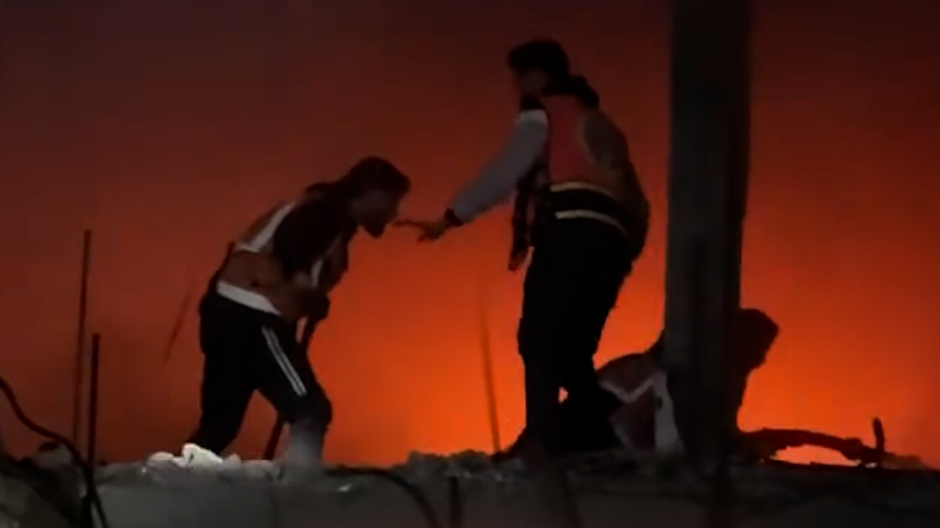 Tim berani berani mengambil gambar dalam dugaan serangan di kawasan pemukiman Kota Gaza