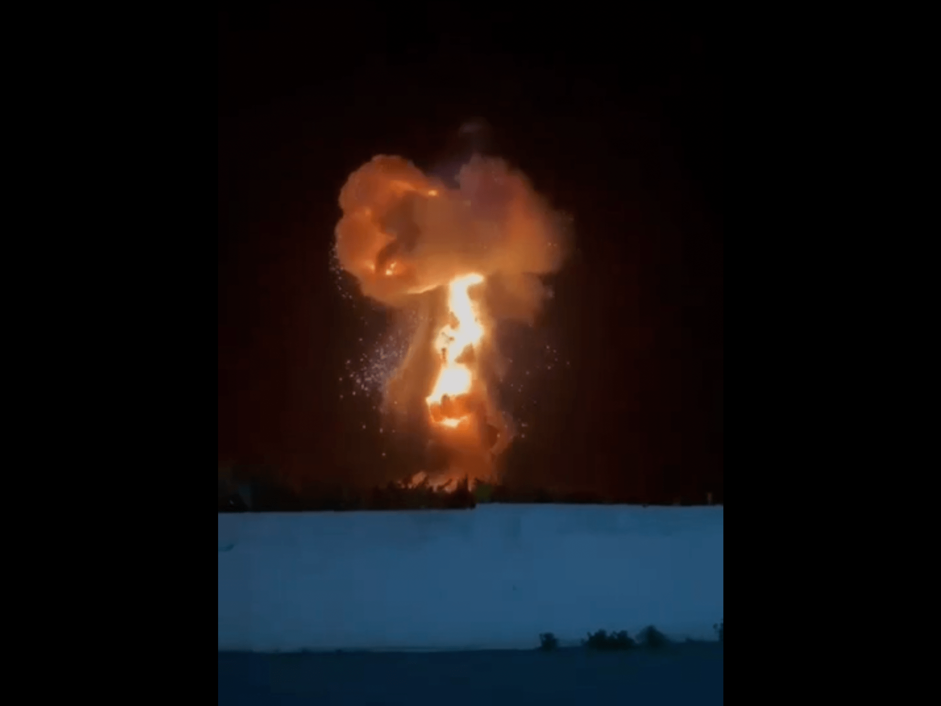 Israel mengebom pompa bensin di Lebanon selatan