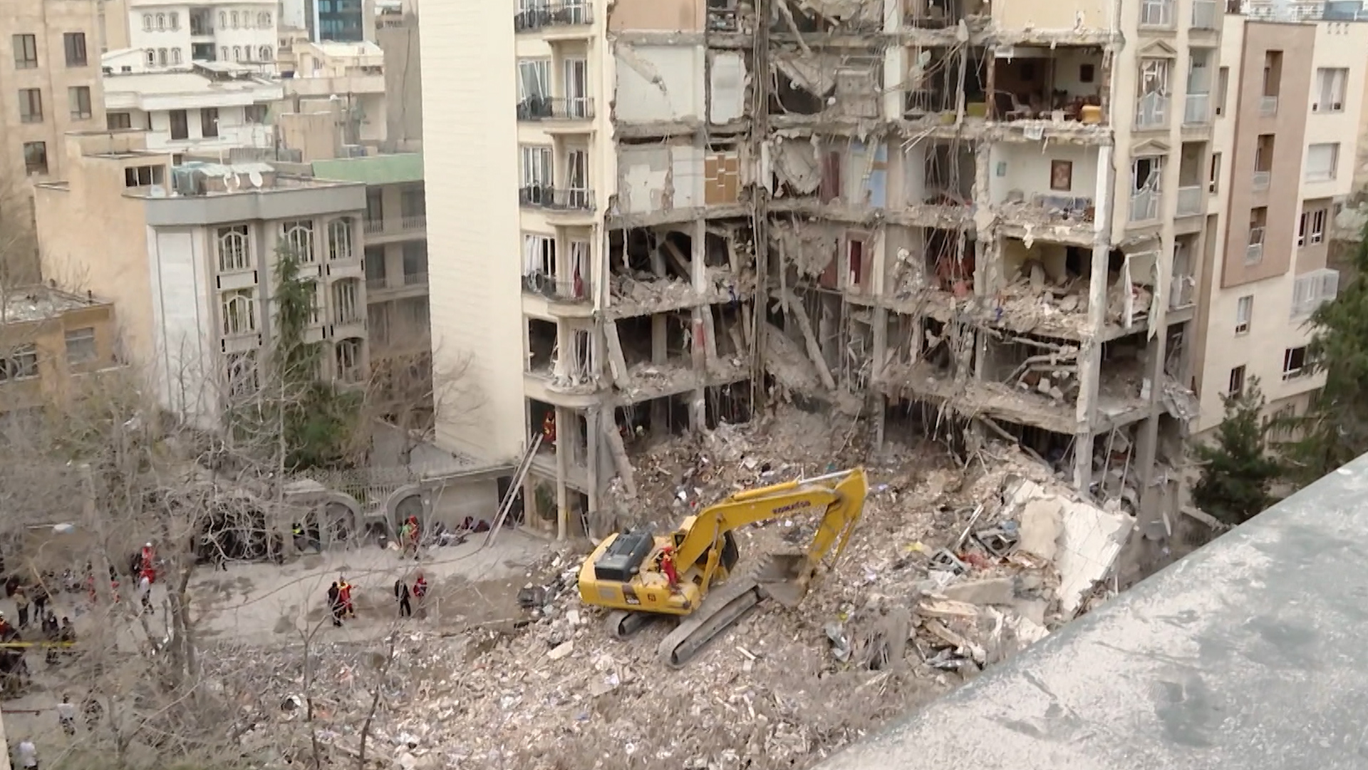 Al Jazeera melaporkan dari lokasi serangan di kawasan pemukiman Teheran