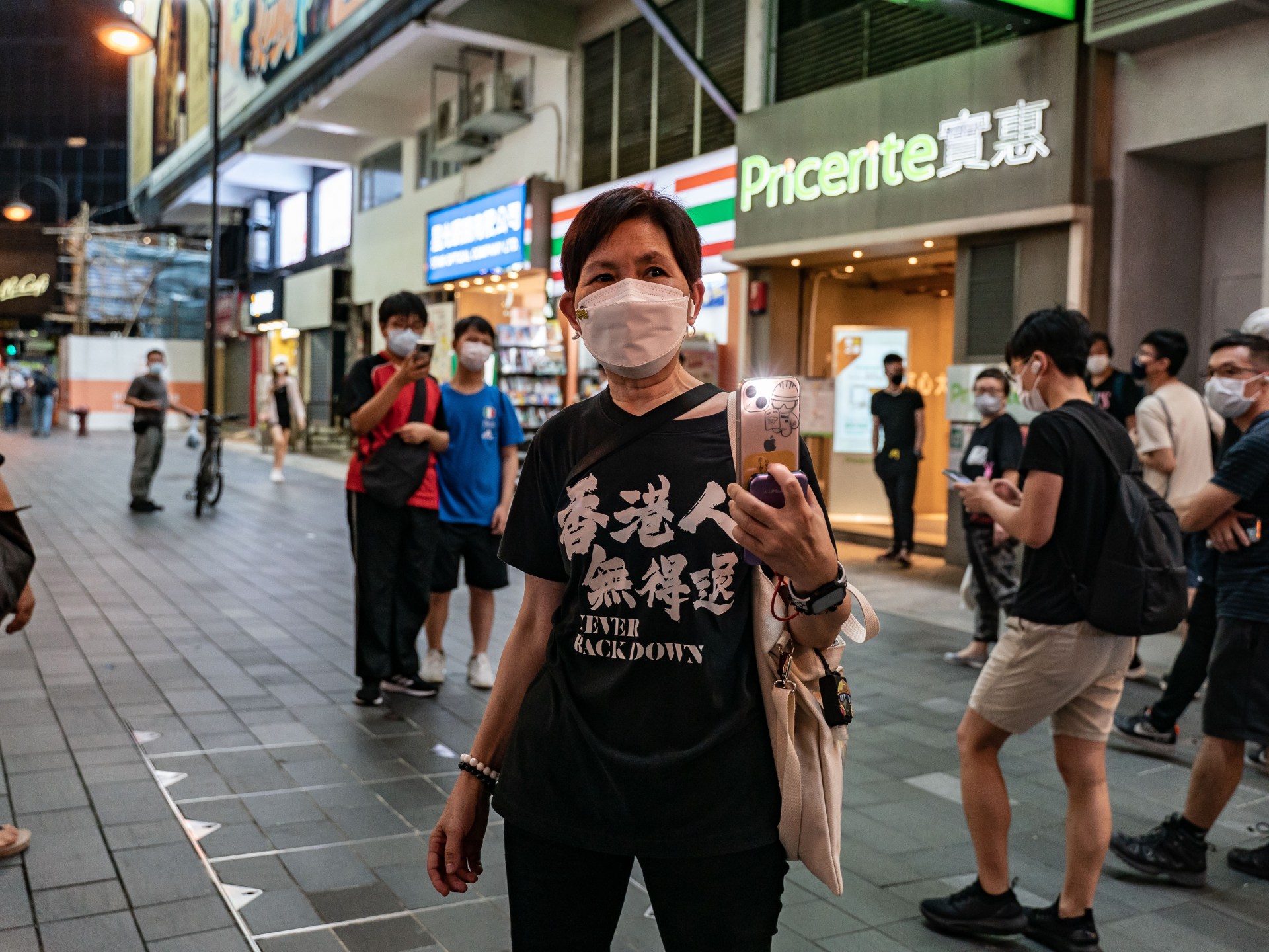 Hong Kong memberikan wewenang kepada polisi untuk meminta kata sandi telepon dan komputer