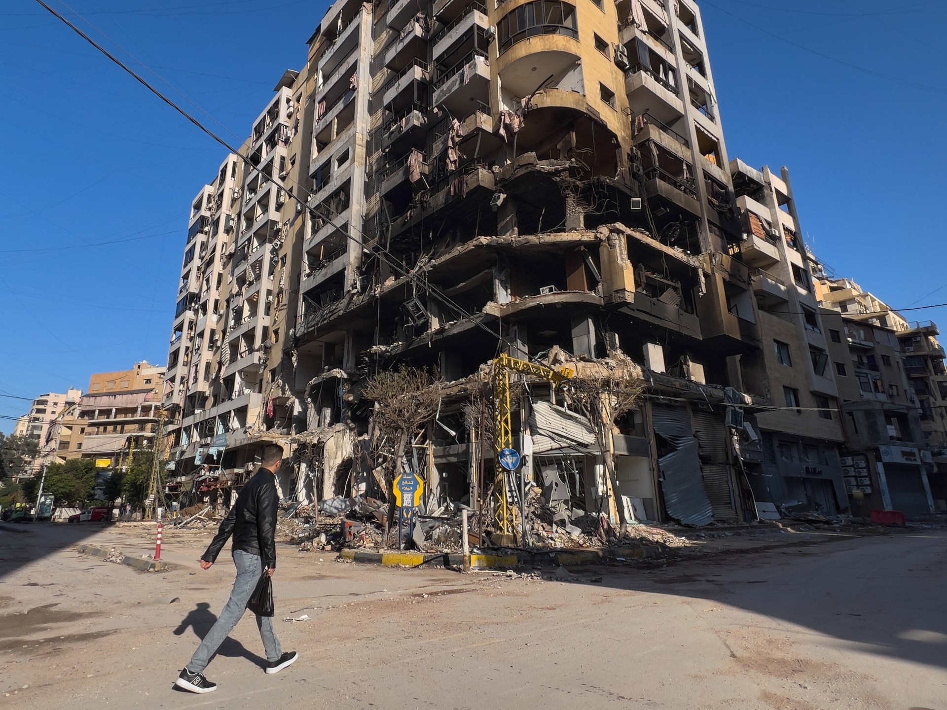 Israel membunuh dua orang di Beirut saat mereka mengintensifkan serangan di Lebanon