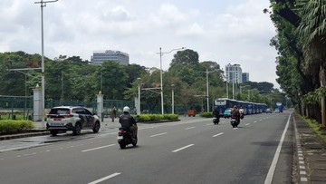 Parkir Liar di Sekitar Monas Berujung Ban Mobil Dikempesi