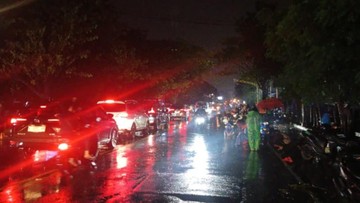 Jalur Pantura Pasuruan Terendam Banjir Malam Ini, Lalin Lumpuh