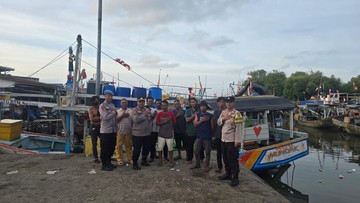 Polisi Patroli di Pesisir Tangerang, Ingatkan Kapal Tak Angkut Muatan Berlebih