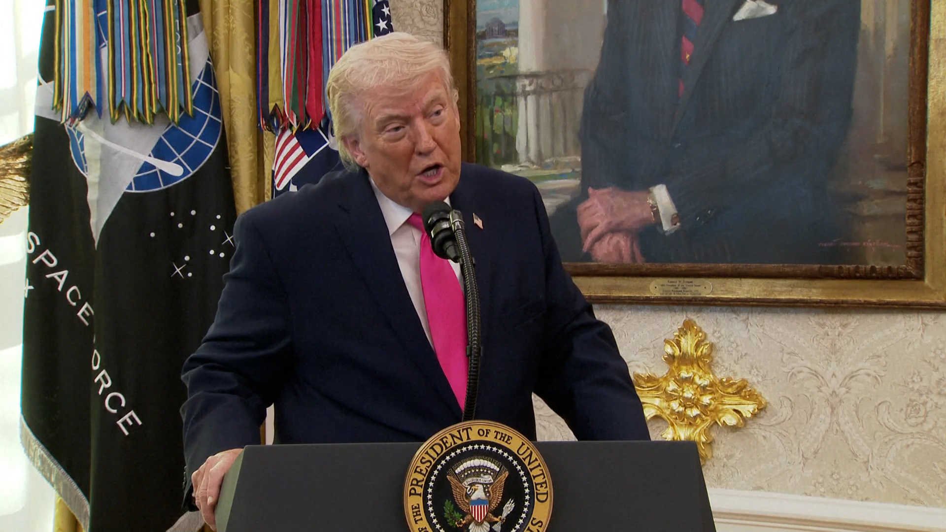 Trump mengklaim AS telah mencapai 'perubahan rezim', 'menerima hadiah' dari Iran