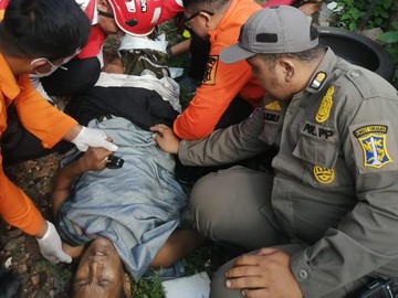 Kakek di Surabaya Selamat Usai Tertabrak Kereta, Terseret 30 Meter