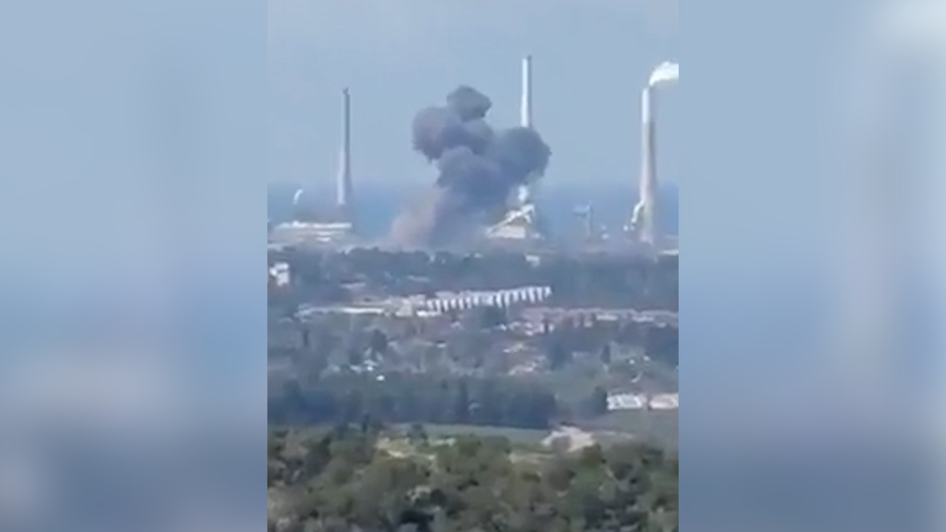 Peluncuran dan asap terlihat saat rudal Iran menghantam Israel