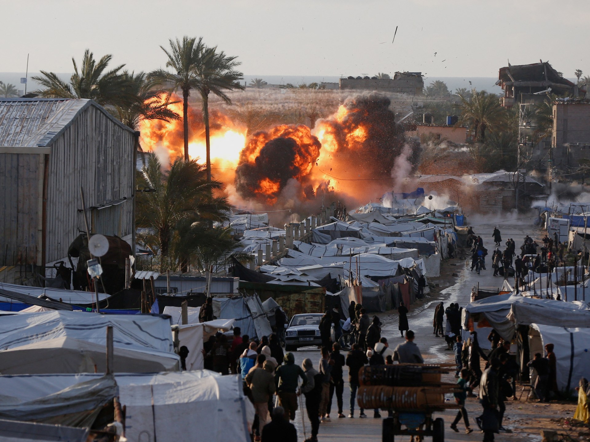 Video menunjukkan serangan Israel menghantam kamp pengungsi di Gaza