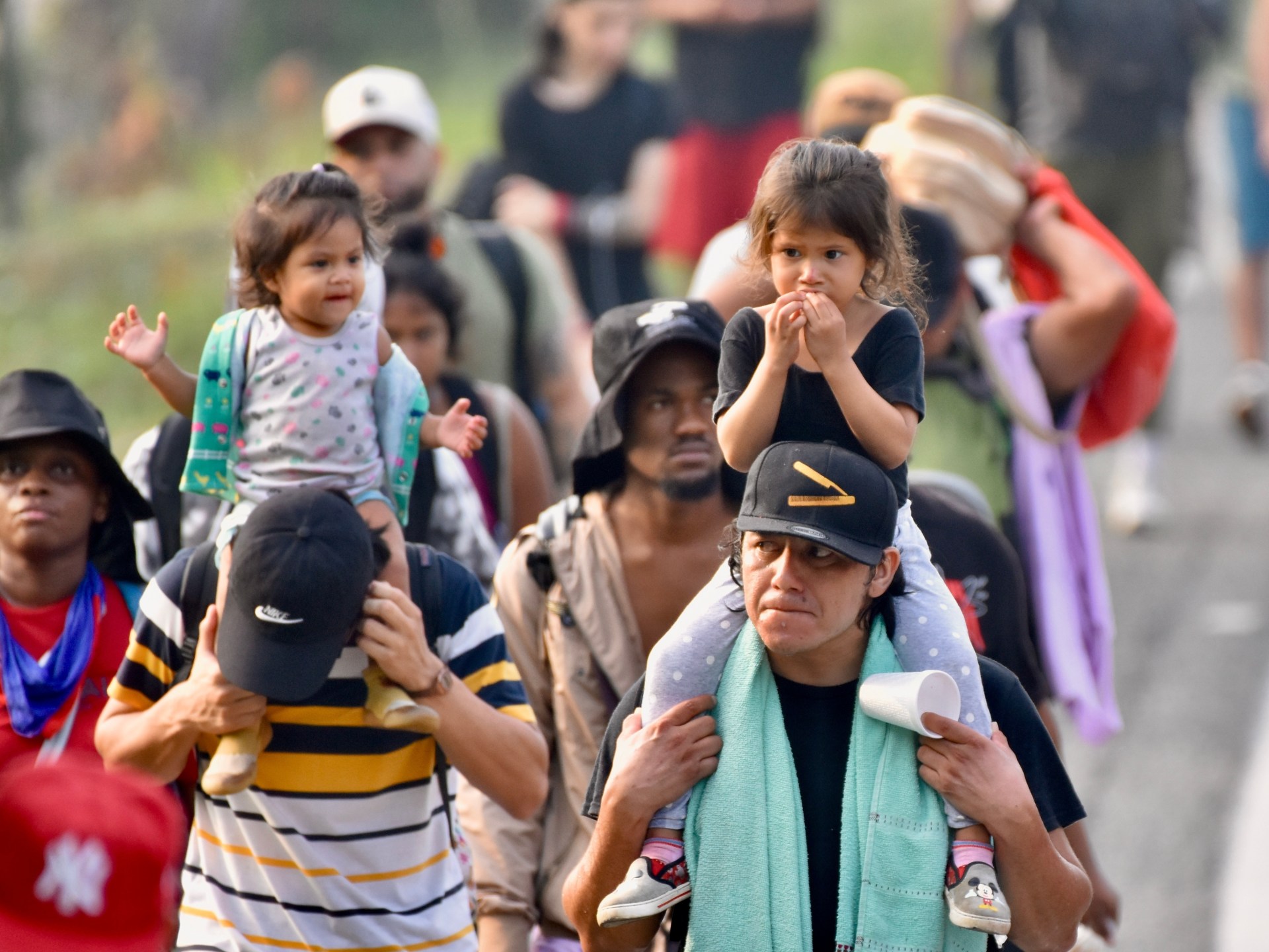 Para migran melakukan unjuk rasa di Meksiko selatan untuk mengecam aktivitas imigrasi