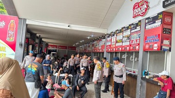 Brimob Polda Metro Patroli di Terminal Kalideres Antisipasi Lonjakan Arus Balik