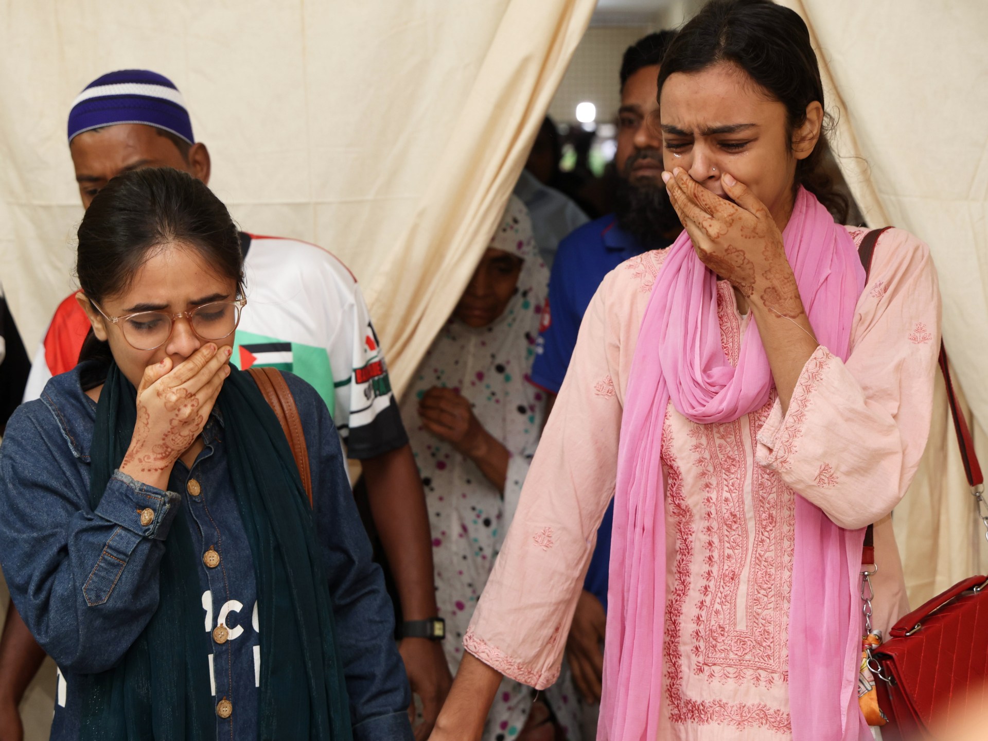 Bus terjun ke sungai Bangladesh, beberapa orang tewas saat 'terjebak di dalam'