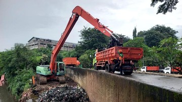 Duduk Perkara Truk Sampah DLH Jakarta di TPU Tanah Kusir Viral