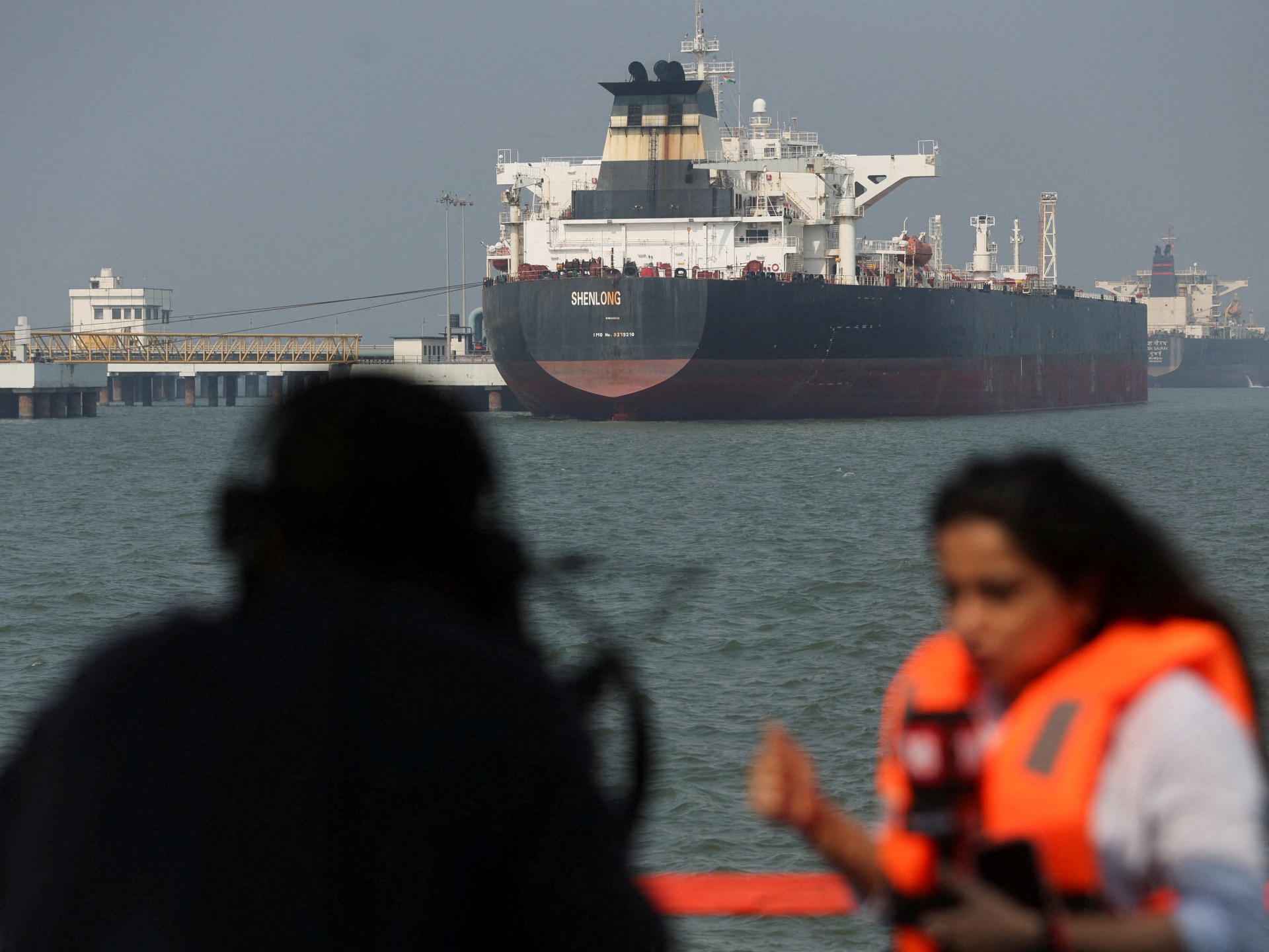 India menurunkan bahan pajak bakar, mengatakan rumor lockdown 'sepenuhnya salah'