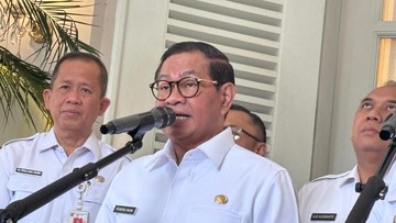 Prabowo Bakal Bangun Rumah untuk Warga Bantaran Rel Senen, Pramono Dukung