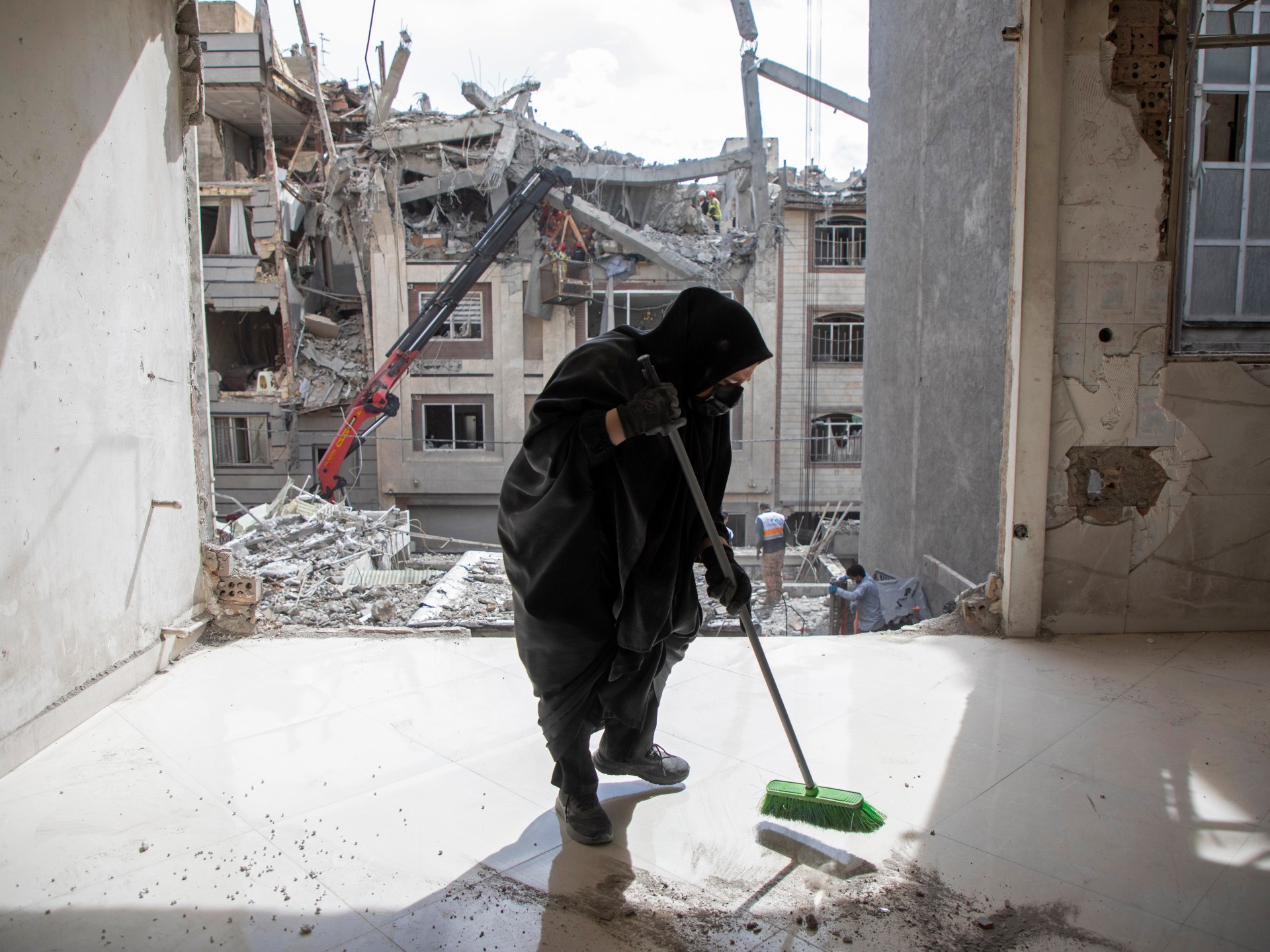 Senjata di jalanan saat AS dan Israel mengintensifkan serangan selama sebulan di Iran