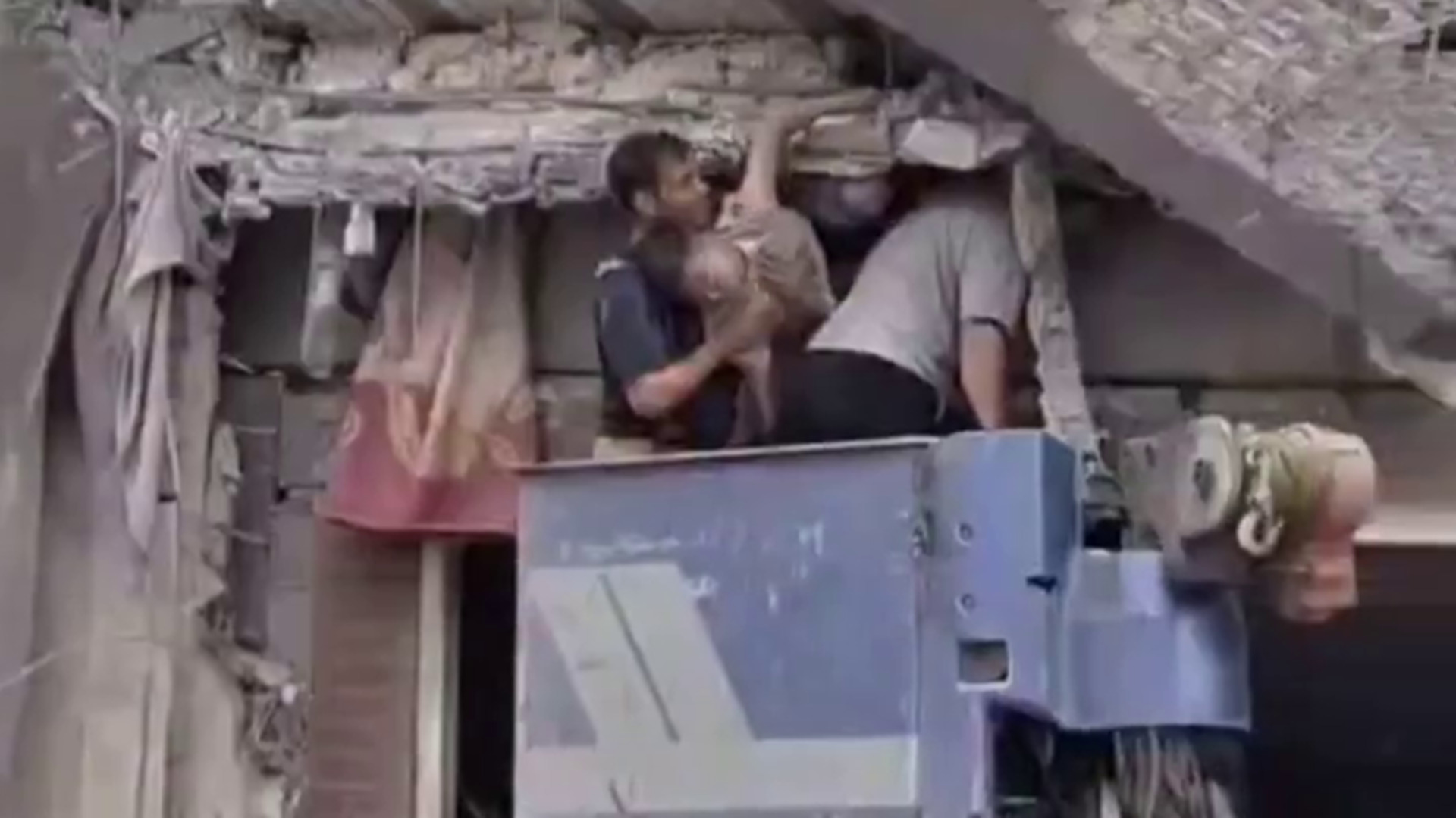 Petugas penyelamat penyelamatan nyawa setelah serangan rudal di Teheran selatan