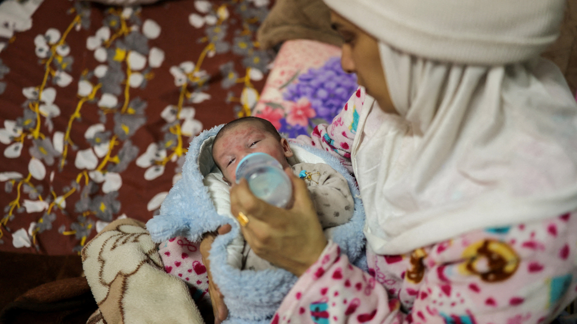 Bagaimana para ibu membesarkan bayi yang baru lahir selama serangan Israel di Lebanon