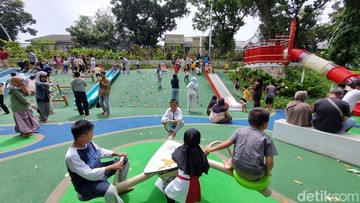 Taman Bendera Pusaka Ramai Dikunjungi, Warga Piknik hingga Main Padel