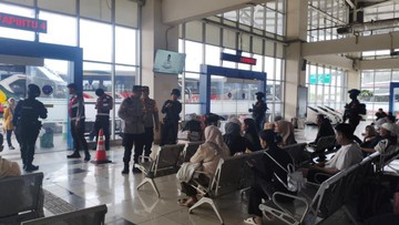H+7 Lebaran, Brimob Polda Metro Pastikan Keamanan di Terminal Pulo Gebang