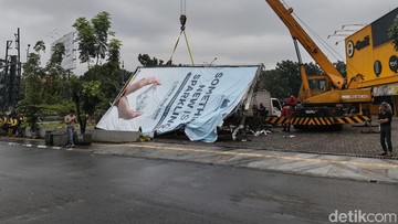 2 Reklame Raksasa di Buahbatu Tumbang Diterjang Hujan-Angin, Timpa 4 Kendaraan