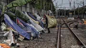 Ikuti Arahan Prabowo, Pemprov Siapkan Relokasi Sementara Warga Tepi Rel Senen