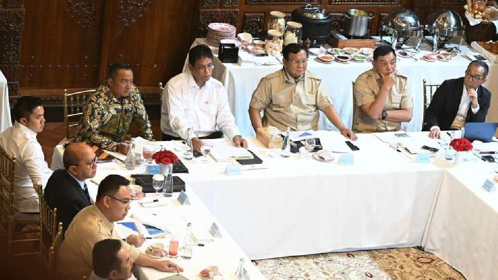 Prabowo Bahas Usul Penghematan Energi dengan Para Menteri