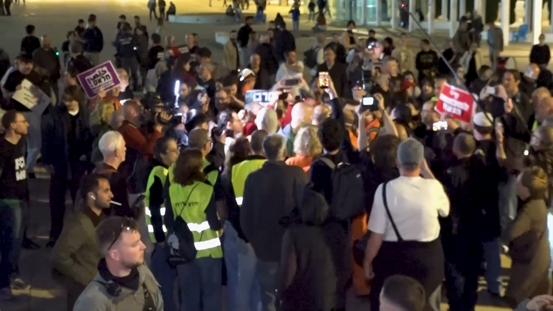 Puluhan orang ditahan di Tel Aviv ketika protes anti-perang berubah menjadi kekerasan