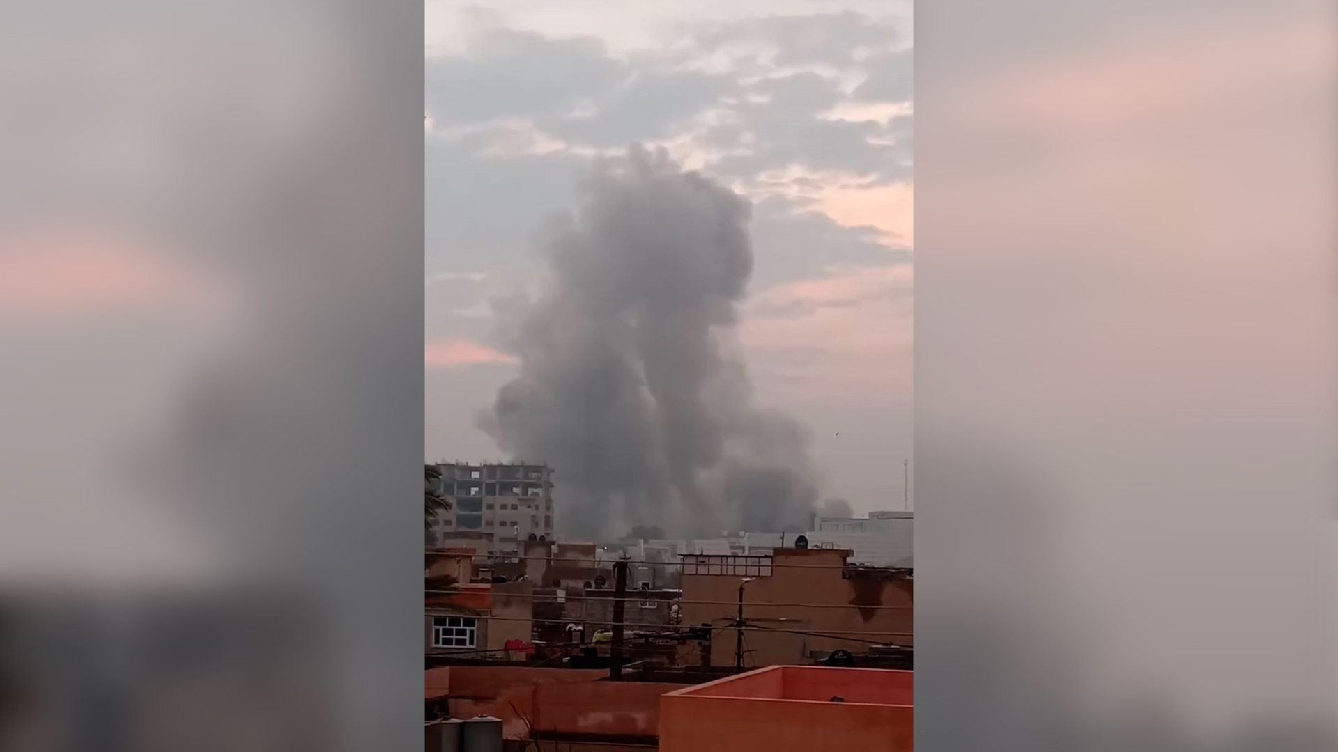 Gumpalan asap tebal membubung di atas Mosul Irak setelah serangan