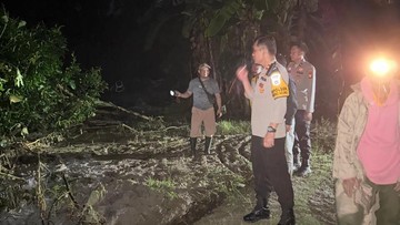 Banjir-Longsor Terjang OKU, Polisi Evakuasi Warga hingga Bangun Dapur Umum