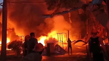 5 Jam Berlalu, Kebakaran Pabrik Terpal di Bogor Belum Padam