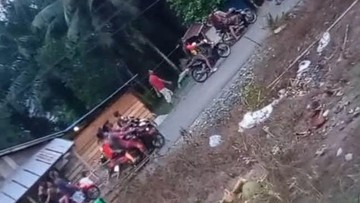 Kepergok Curi Sawit, 2 Pria di Morowali Diarak Warga-Motor Dibakar