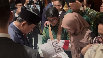 Disambut Diaspora di Jepang, Prabowo Jadi Rebutan Selfie-Beri Tanda Tangan