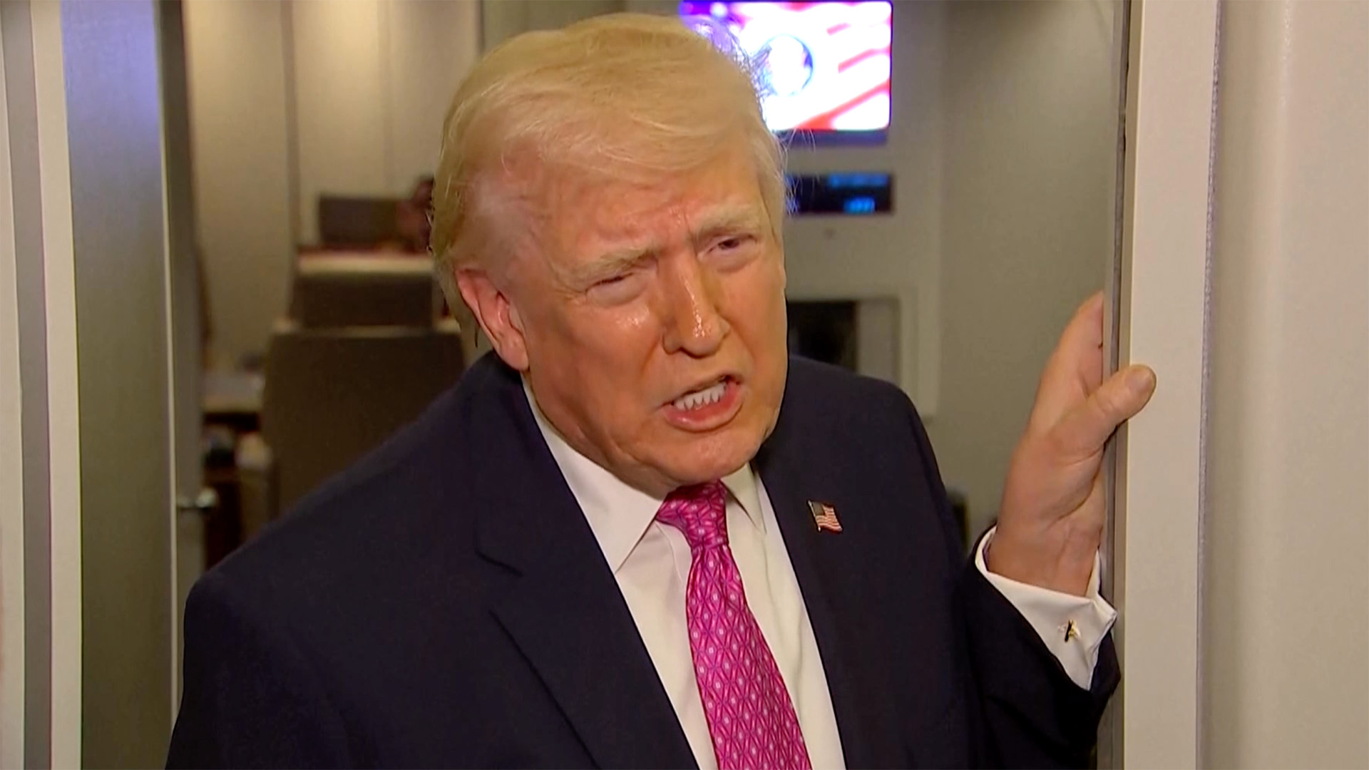 Trump mengatakan Iran 'mengalami perubahan rezim' dan ia menggambarkan 'perahu penuh minyak'