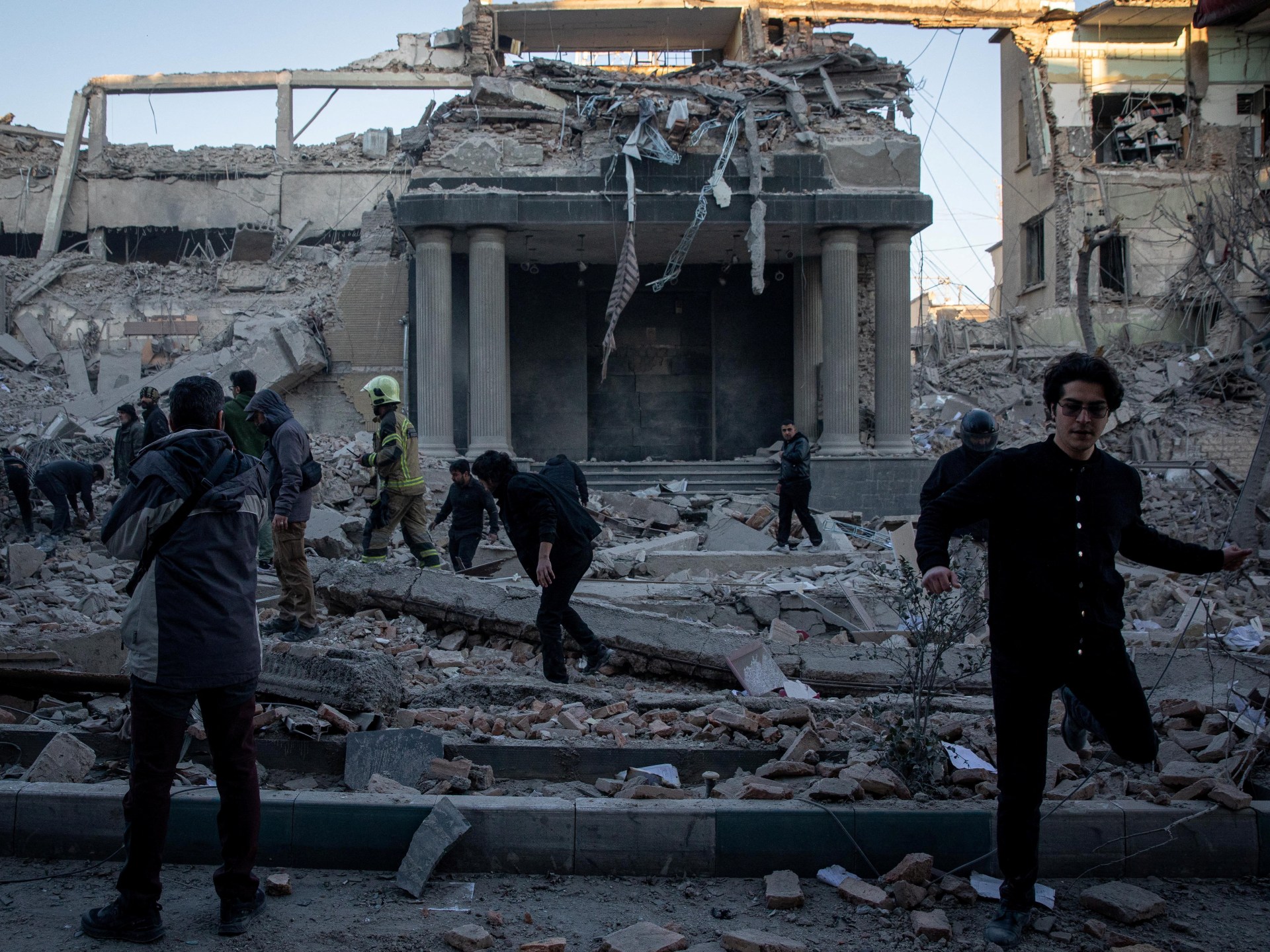 Mengapa AS dan Israel mengebom lebih dari 75 fasilitas kepolisian Iran?