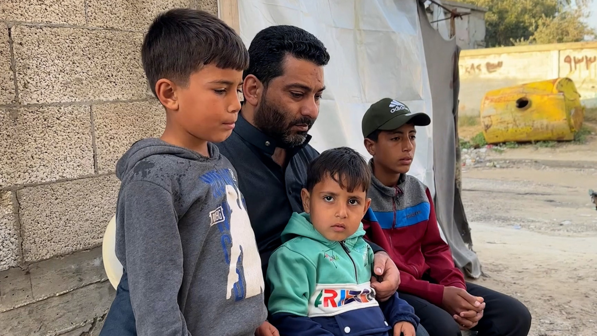 Warga Palestina mengenang penangkapan saudaranya di penyeberangan Rafah